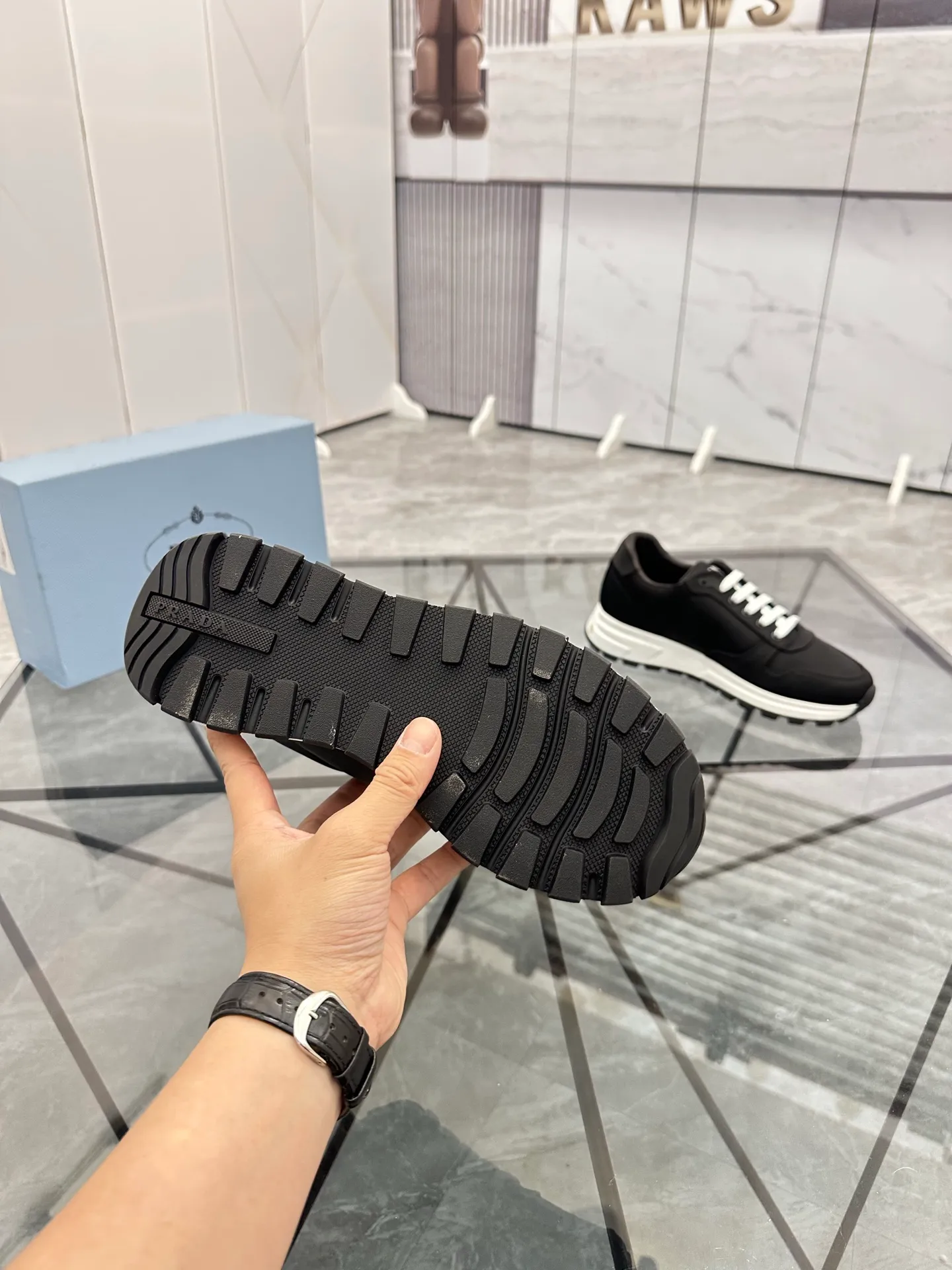 Men's shoes: 💰P440¥ Product trademark: Prada *"Prada*" low-top casual shoes Regular size: 38-44 (can be customized to 45.46) Product materials: Upper imported from the counter original fabric, sheepskin lining, original outsole. Number: 835